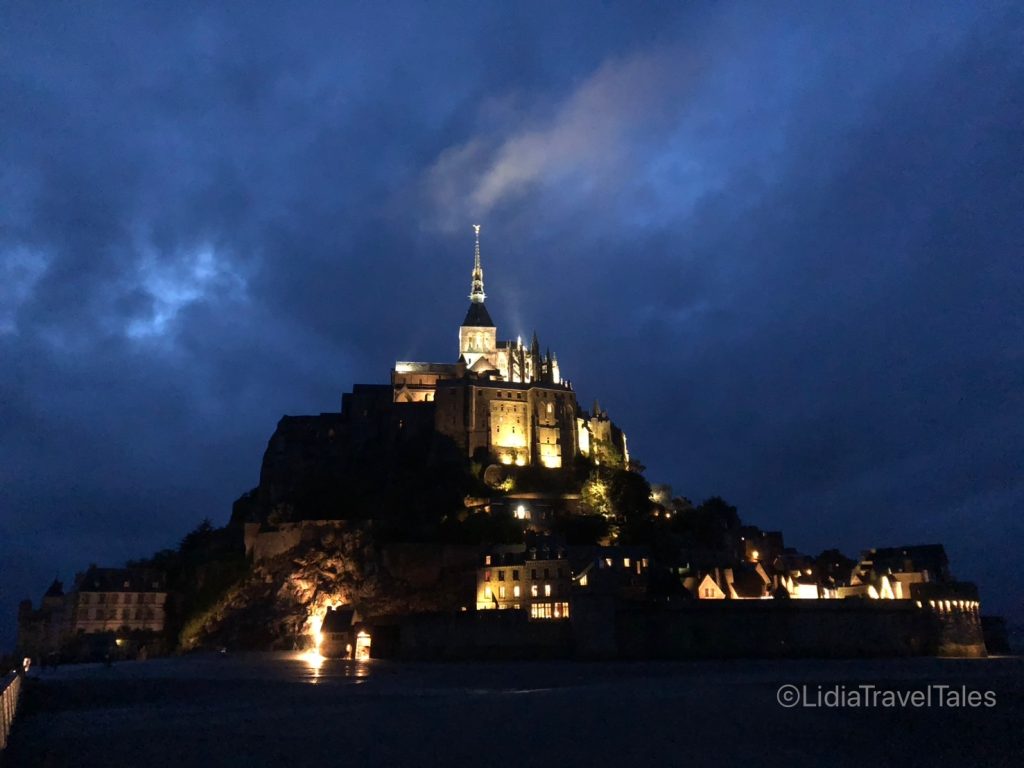 夜の幻想的なモンサンミッシェルの景色