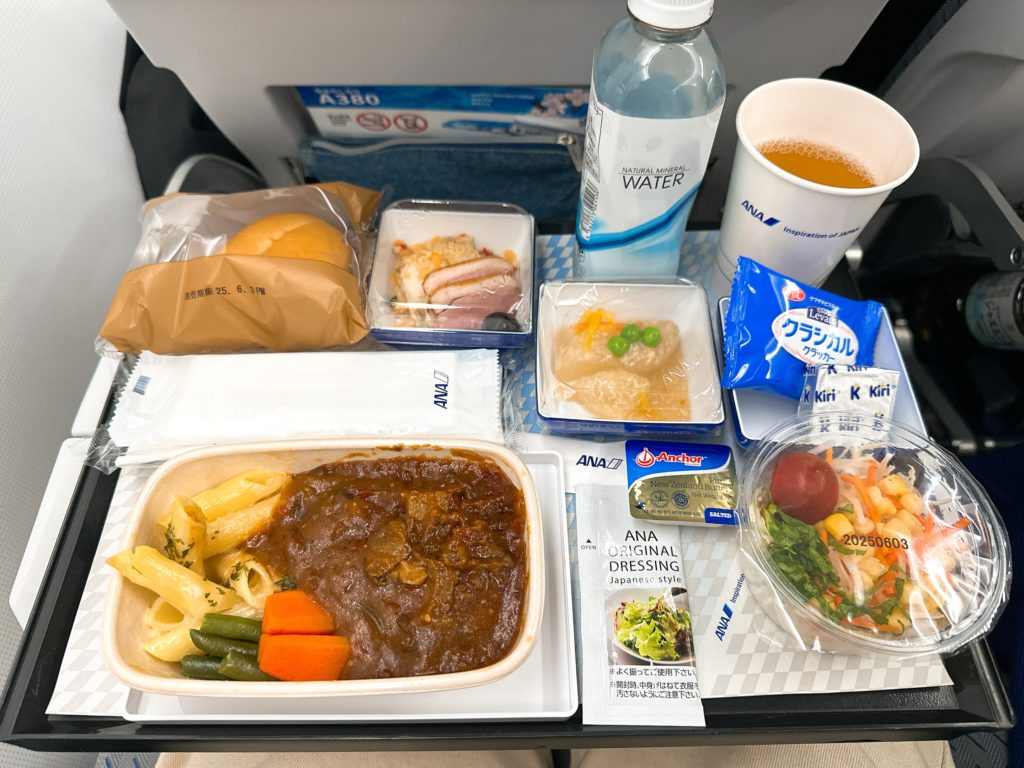 ANAフライングホヌの機内食（ビーフシチュー）。行きのホノルル便で提供されたメインディッシュ