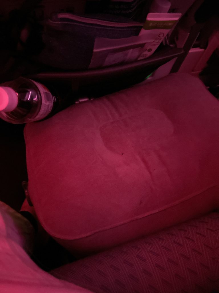旅行用フットレストの写真。ANAフライングホヌ機内で足を置く前の状態