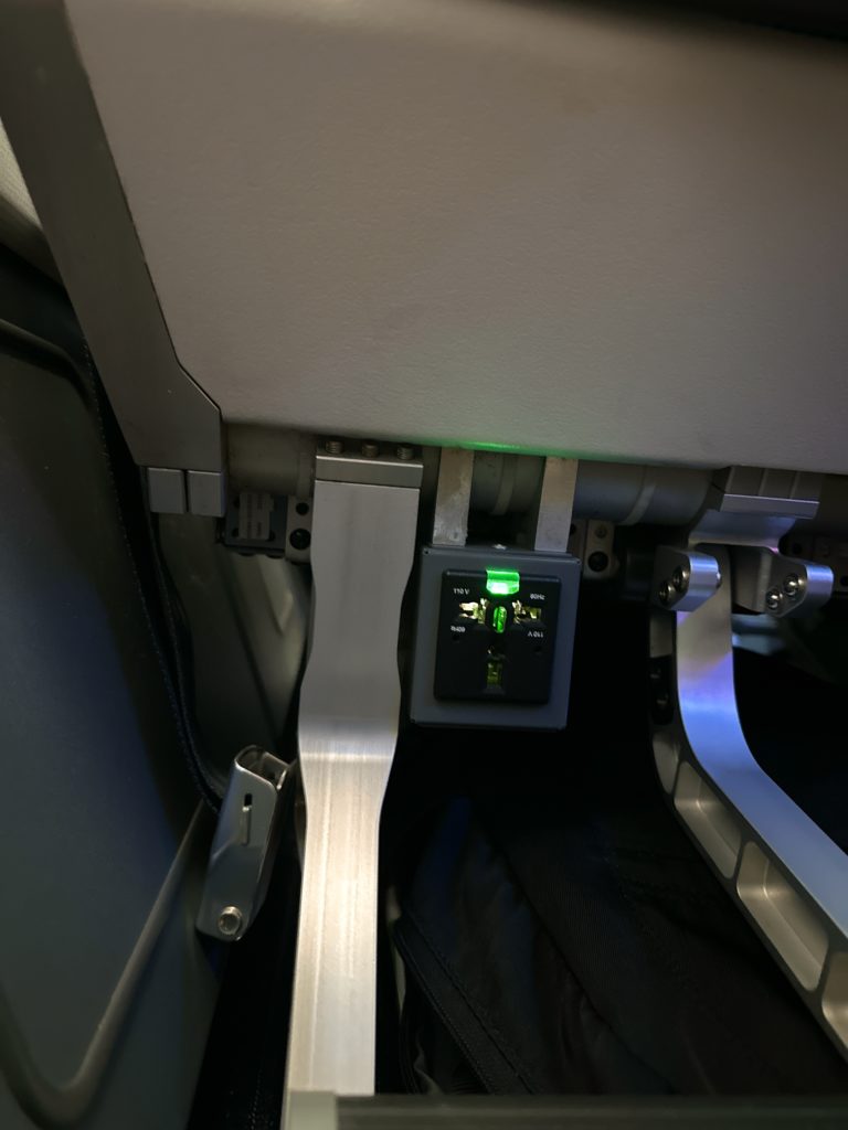 ANAフライングホヌの機内。座席下にはマルチタイプのコンセント充電器も有り。