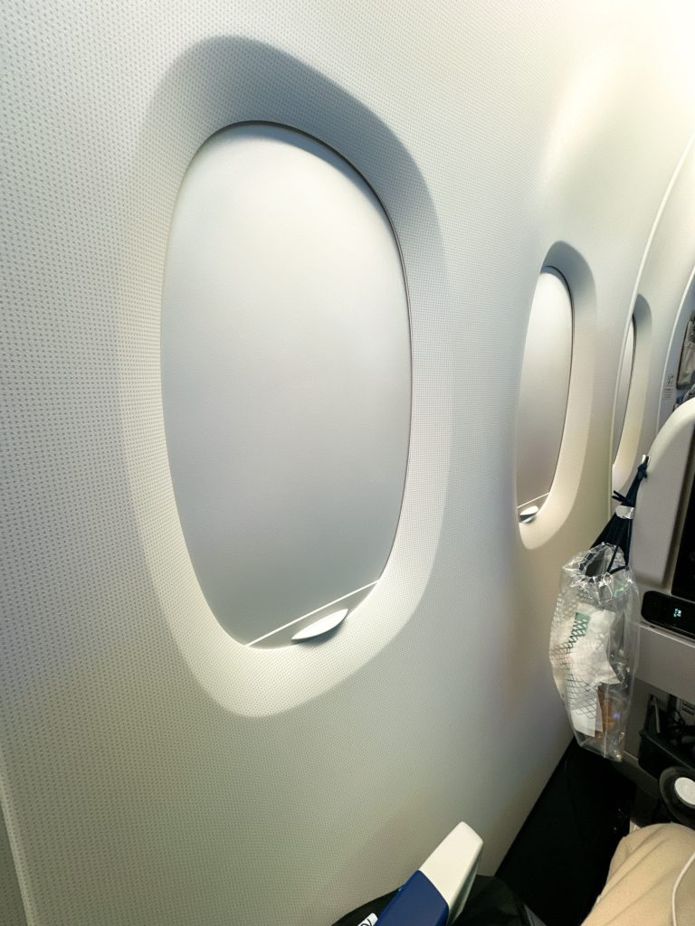 ANAフライングホヌの機内。窓際も広めで圧迫感少な目です。