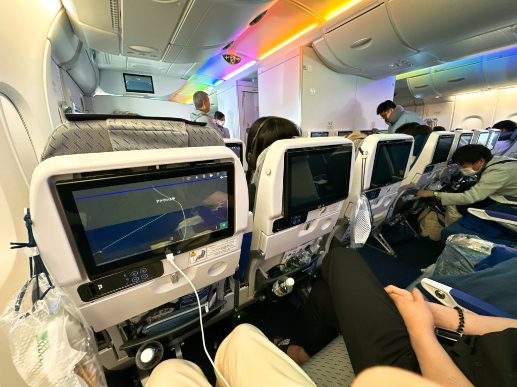 ANAフライングホヌの機内。カラフルな照明でリラックスできる雰囲気の客室。