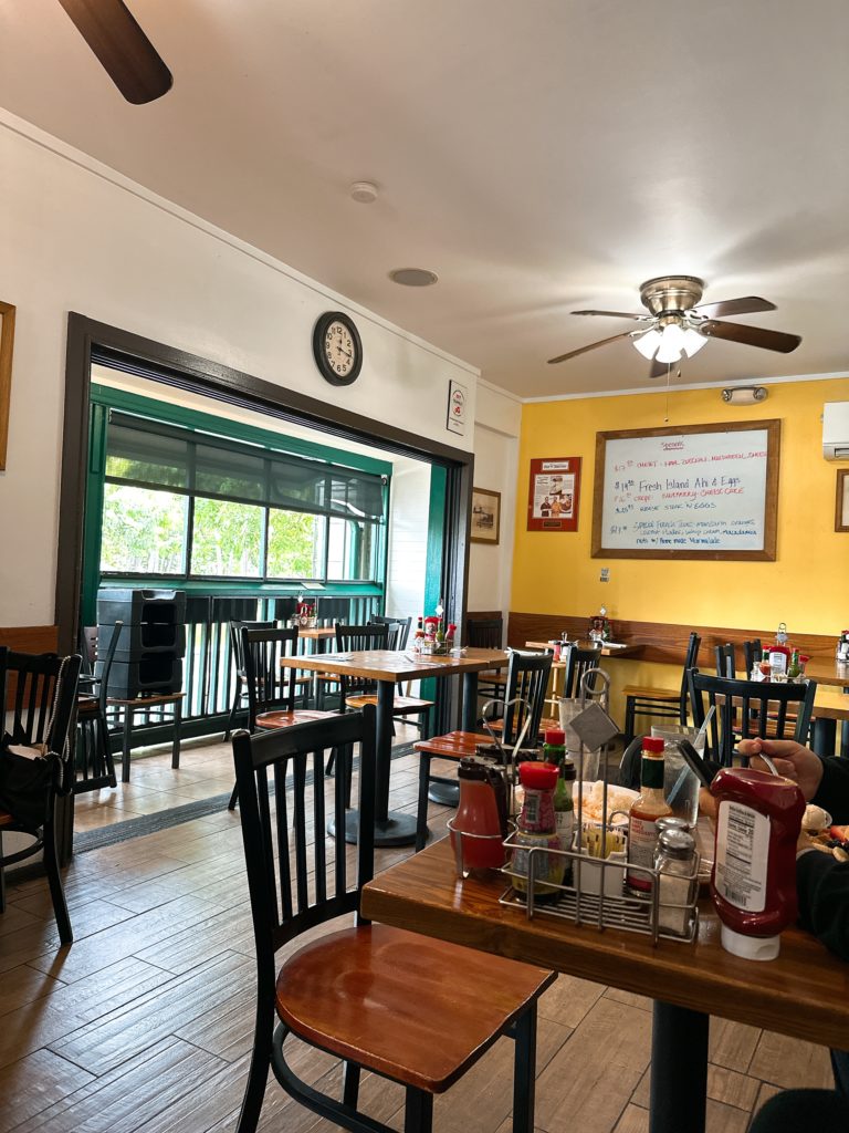 Eggs’n Things ワイキキ店の店内全景。ローカル感のある広々した空間。