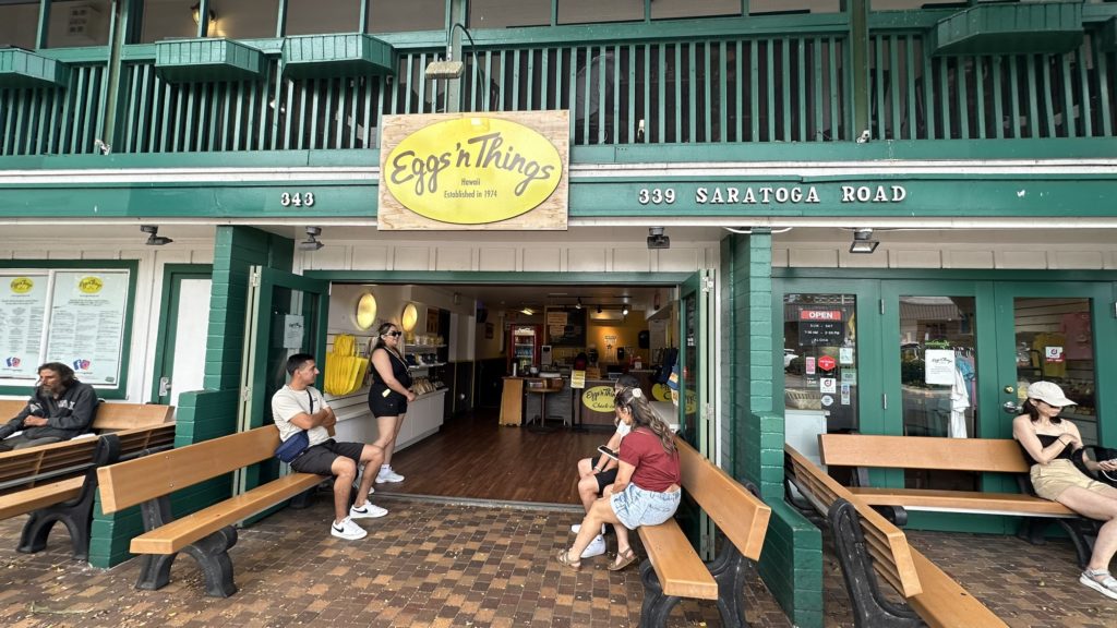 Eggs’n Things ワイキキ店の入口外観。看板と外観の様子。