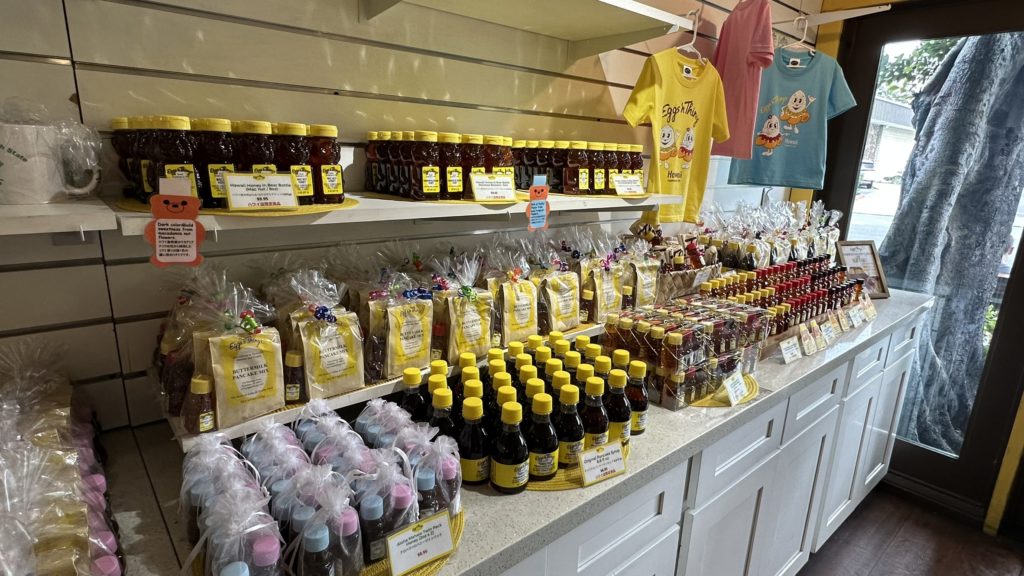 Eggs’n Things ワイキキ店のはちみつが並ぶ棚。パンケーキ用の甘味料も豊富。