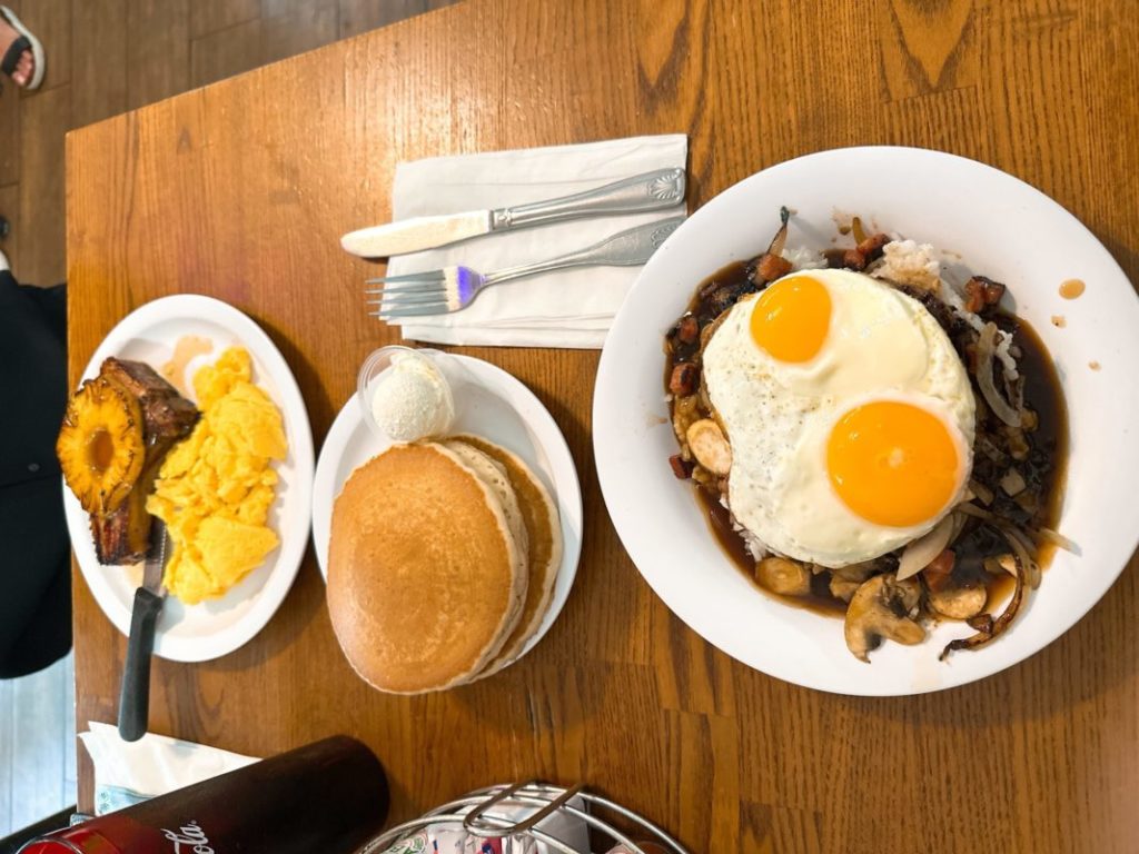 Eggs’n Things ワイキキ店のロコモコ、パンケーキ、ポークチョップのプレートたち。