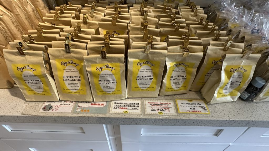 パンケーキミックスのパッケージをアップで撮影。ハワイ限定の商品もあり。