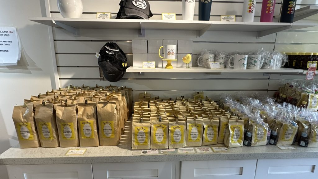 エッグスンシングス・サラトガ店のパンケーキミックスが並ぶ棚の様子。