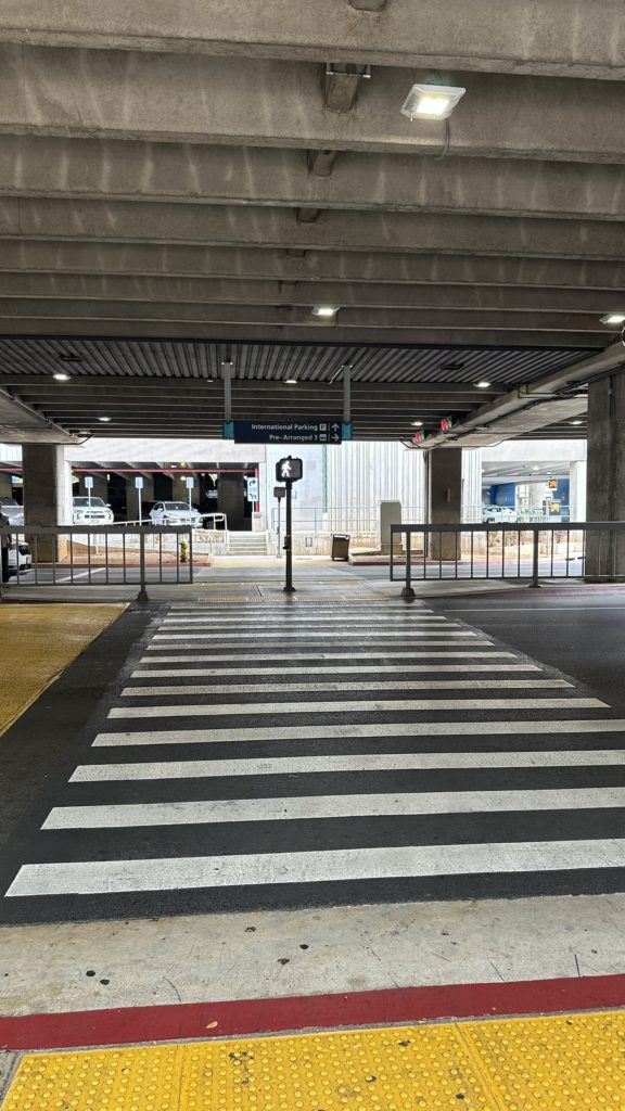 ホノルル空港前で停車中のHANA TAXIと信号機。到着ロビー付近の様子。