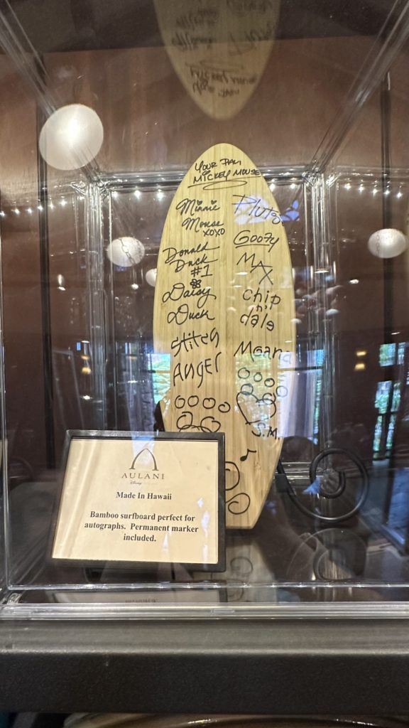 アウラニディズニー限定オートグラフブック（サイン調）サーフボードの形
