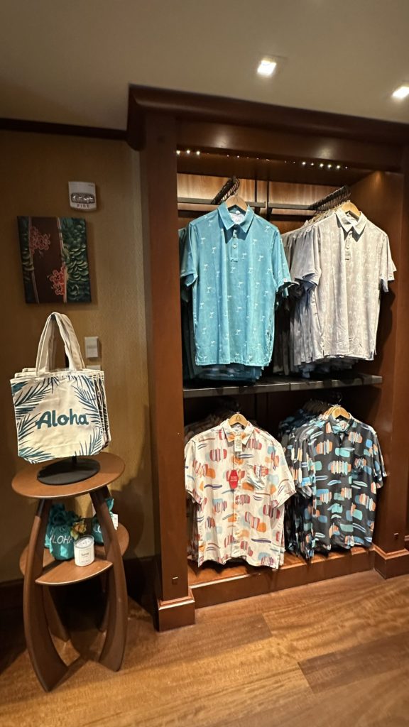 アウラニ・ディズニー ハレマヌ アロハシャツの店内ディスプレイ