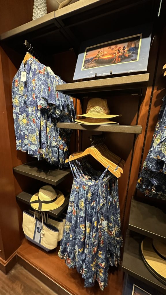 アウラニ・ディズニー ハレマヌ お揃いで着られるブルーのアロハシャツとワンピース