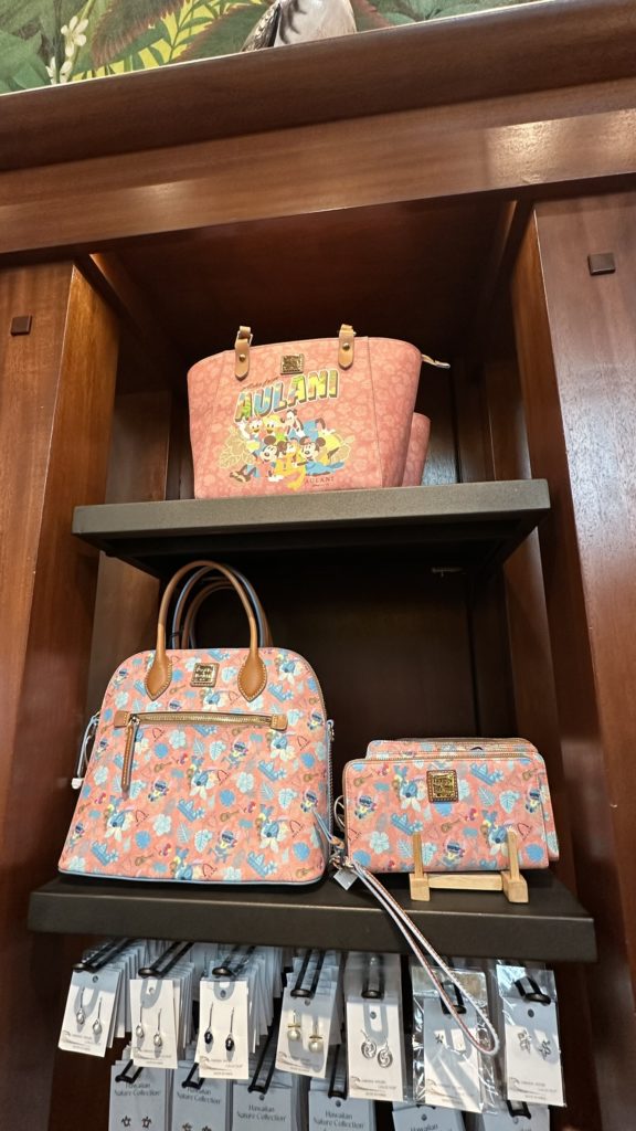 アウラニ・ディズニー ハレマヌ ピンク色のディズニーキャラクターレザーバッグ