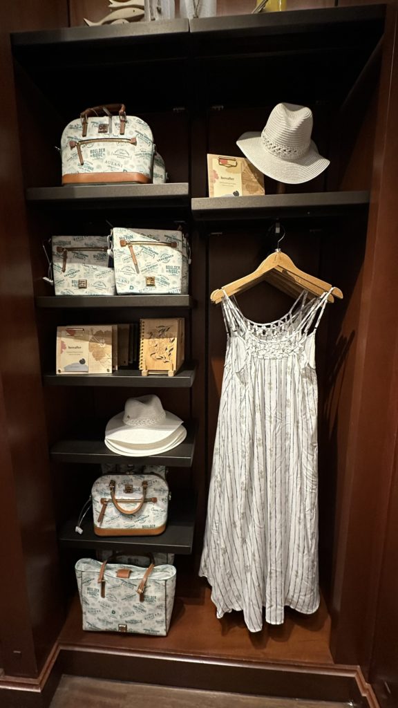 アウラニ・ディズニー ハレマヌ 白いワンピースとバッグのコーディネート