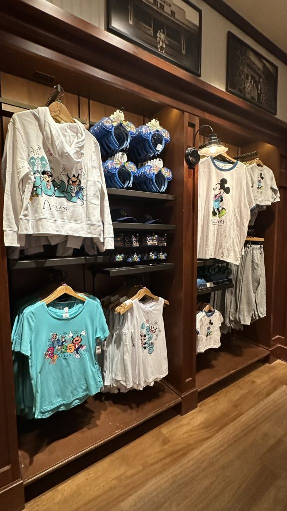 アウラニ・ディズニー カレパ・ストア 2025年キャラクターTシャツ