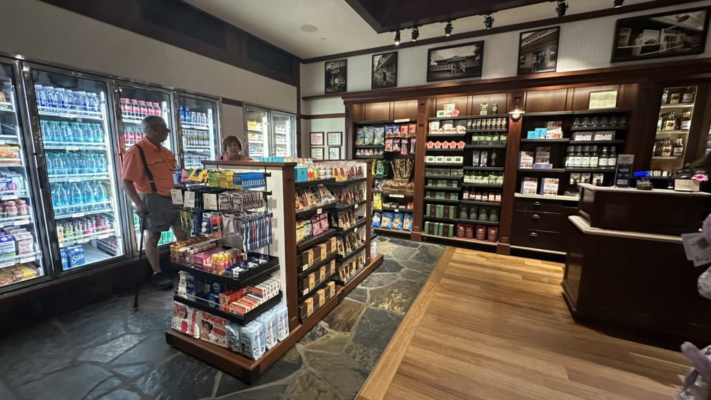 ウラニ・ディズニー カレパ・ストア コンビニコーナー ディズニー限定お菓子とホノルルクッキー