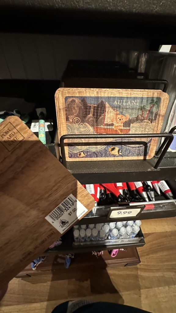 アウラニ・ディズニー カレパ・ストア ダッフィーの木製ポストカード