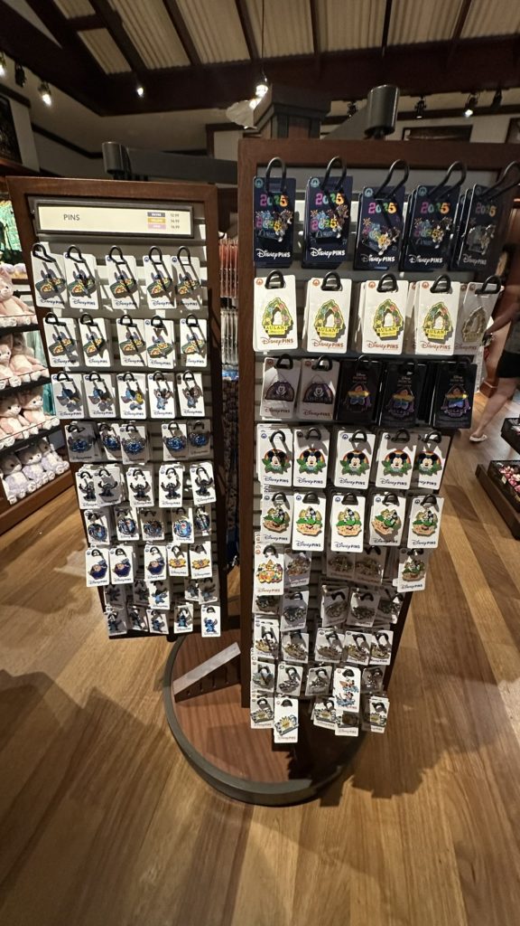 アウラニ・ディズニー カレパ・ストア ミッキーピンバッジ（限定デザイン）