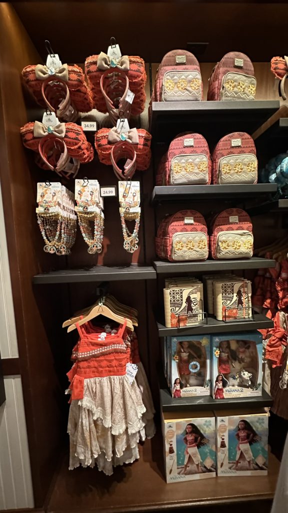 アウラニ・ディズニー カレパ・ストア モアナのコスチュームのディスプレイ