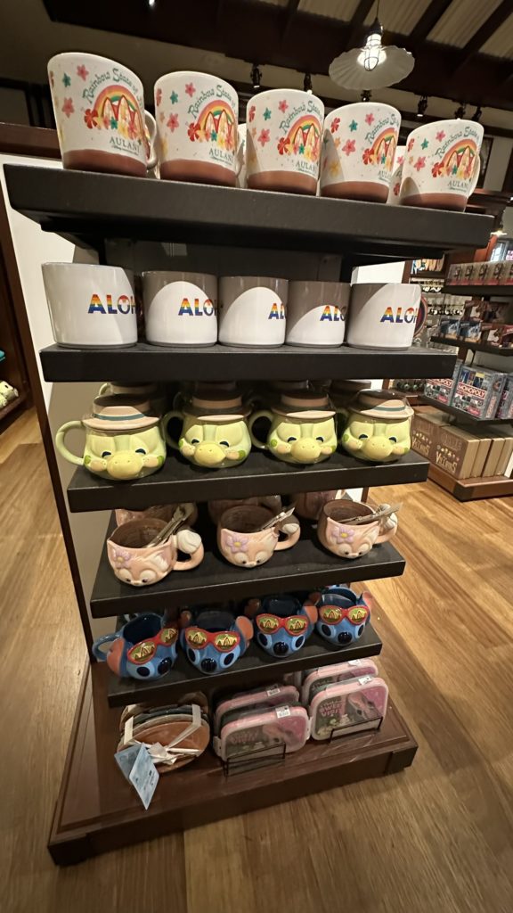 アウラニ・ディズニー カレパ・ストア マグカップ＆タンブラーの陳列