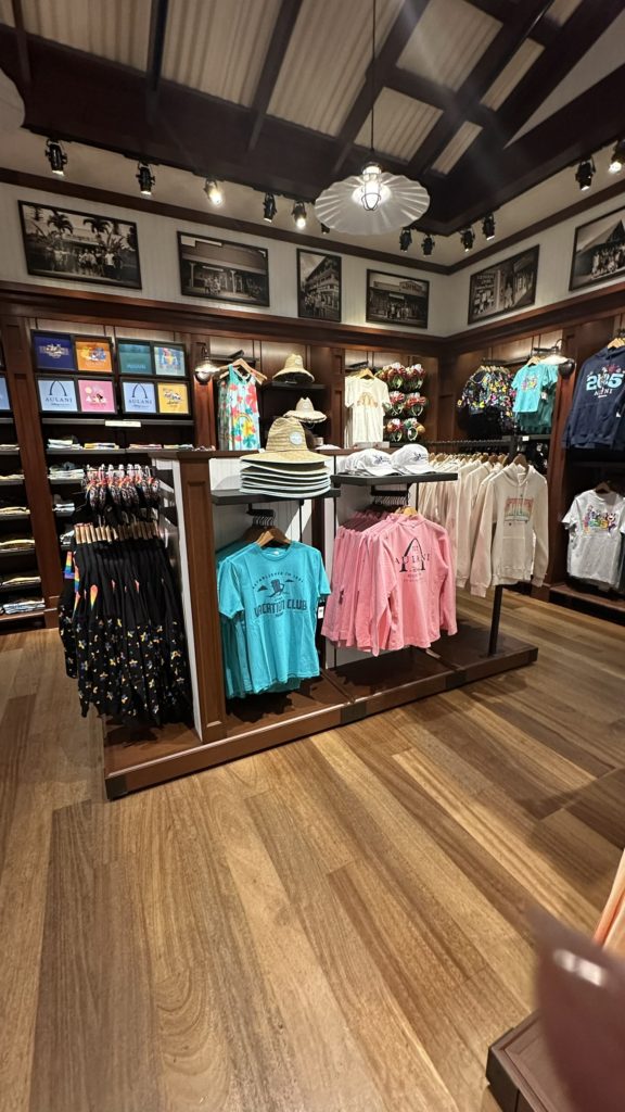 アウラニ・ディズニー カレパ・ストア 店内Tシャツコーナー