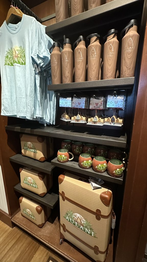 アウラニ・ディズニー カレパ・ストア限定ブルーカラーTシャツディスプレイ