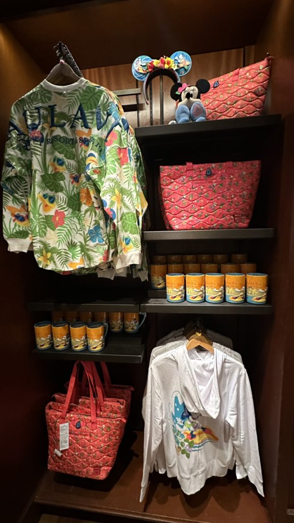 アウラニ・ディズニー カレパ・ストア限定ドナルドTシャツディスプレイ