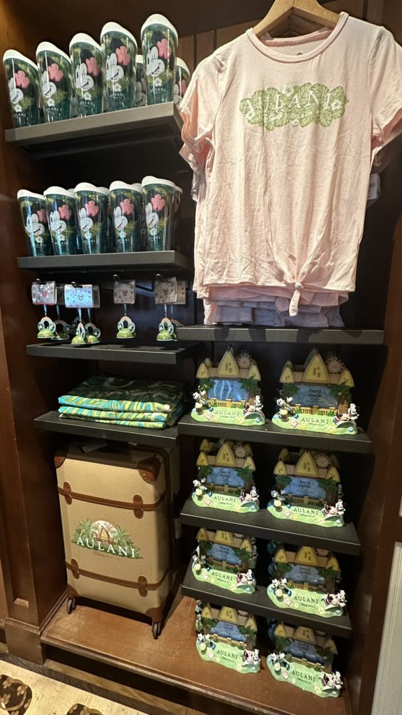 アウラニ・ディズニー カレパ・ストア限定ピンクカラーTシャツディスプレイ