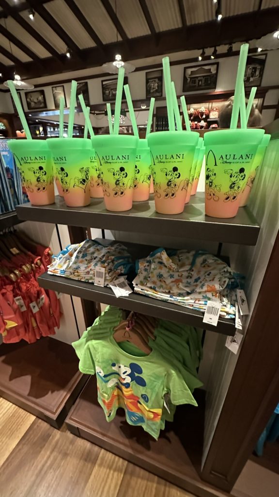 アウラニ・ディズニー カレパ・ストア タンブラーの陳列棚