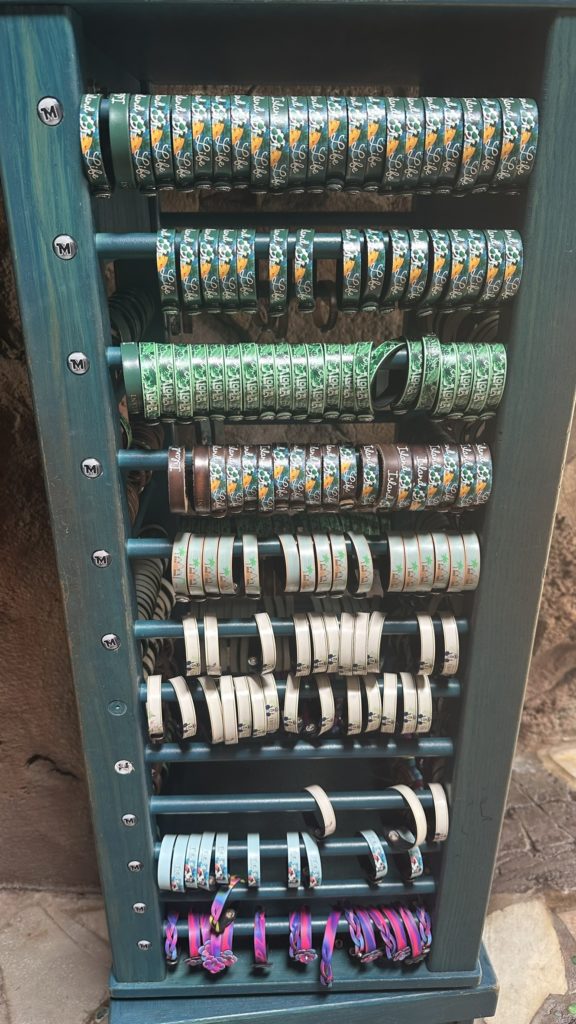 アウラニ・ディズニー LAVA SHACK レザーの腕輪（バングル）