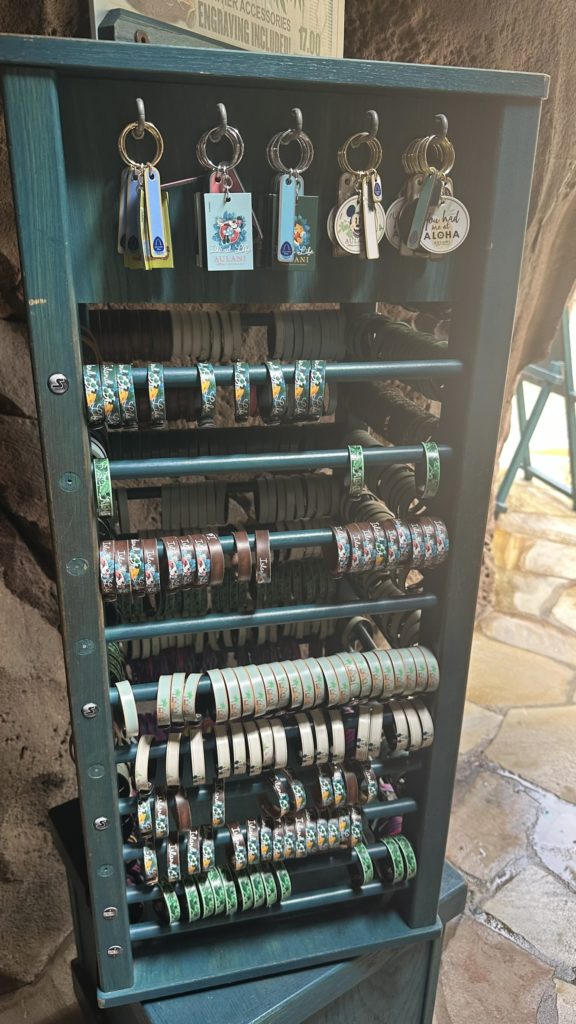 アウラニ・ディズニー LAVA SHACK レザー製キーホルダー