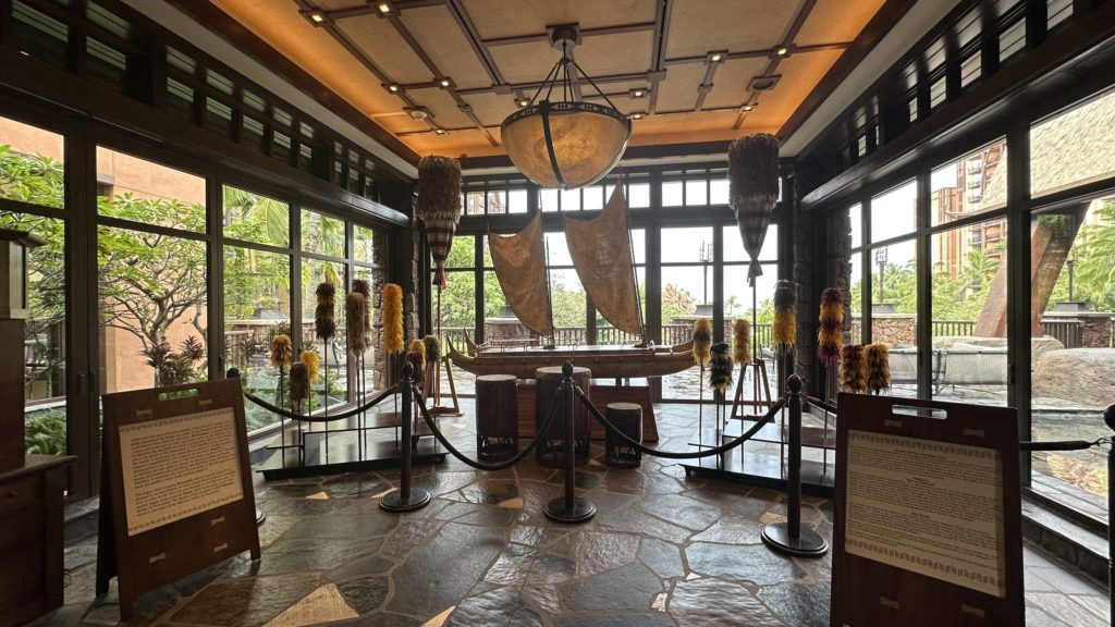 アウラニディズニー館内の民族コーナーにある小さな帆船の置物