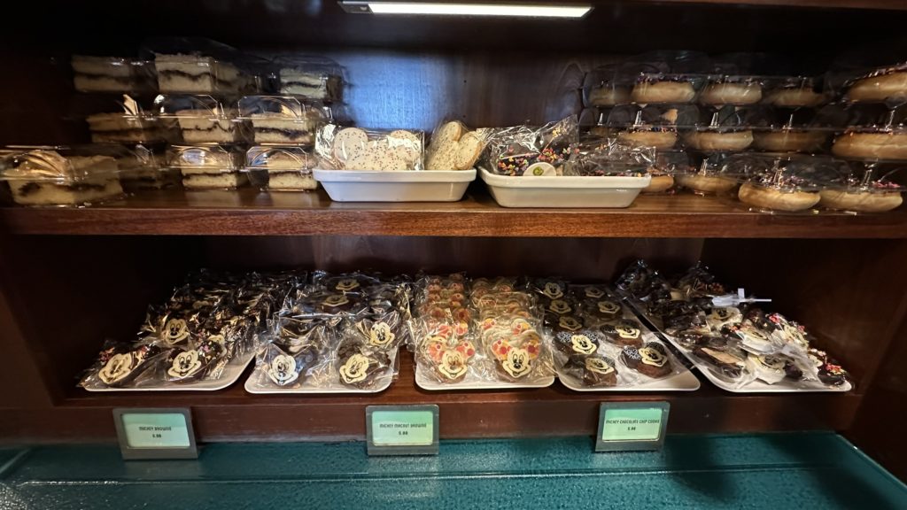 アウラニディズニーのULU CAFEで売っているブラウニーやクッキーの陳列棚