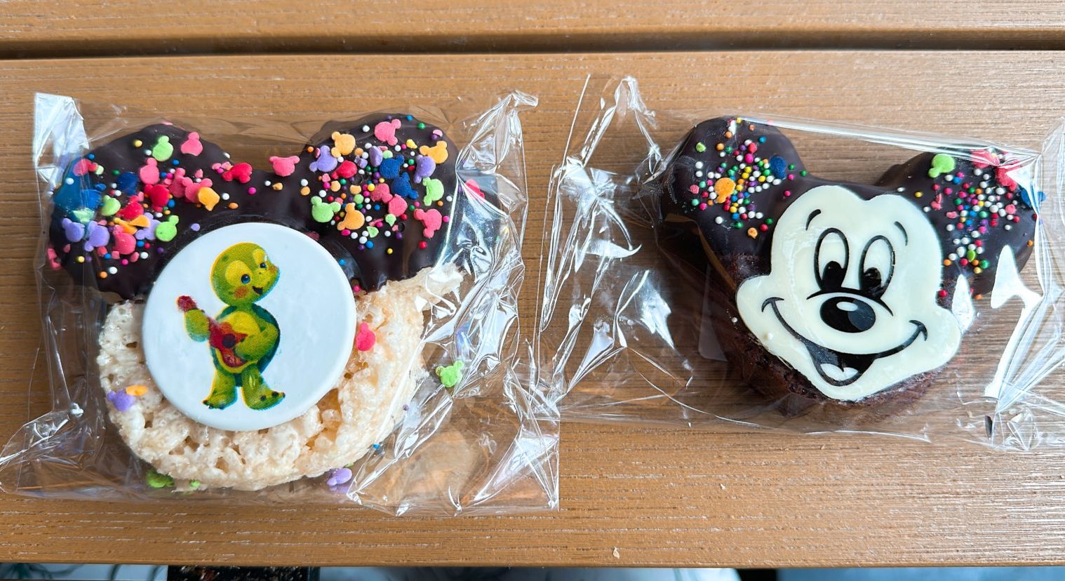 アウラニ・ディズニー・リゾートのウルカフェに売っているオルメルのスイーツとミッキー型のブラウニー