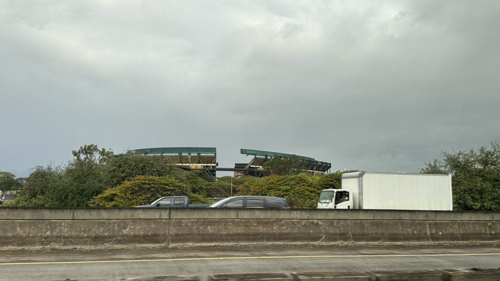 ワイキキからアウラニディズニーまで向かう途中に見えるアロハスタジアム