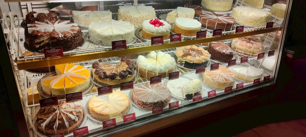 チーズケーキファクトリーのショーケース。種類豊富なチーズケーキが並ぶ