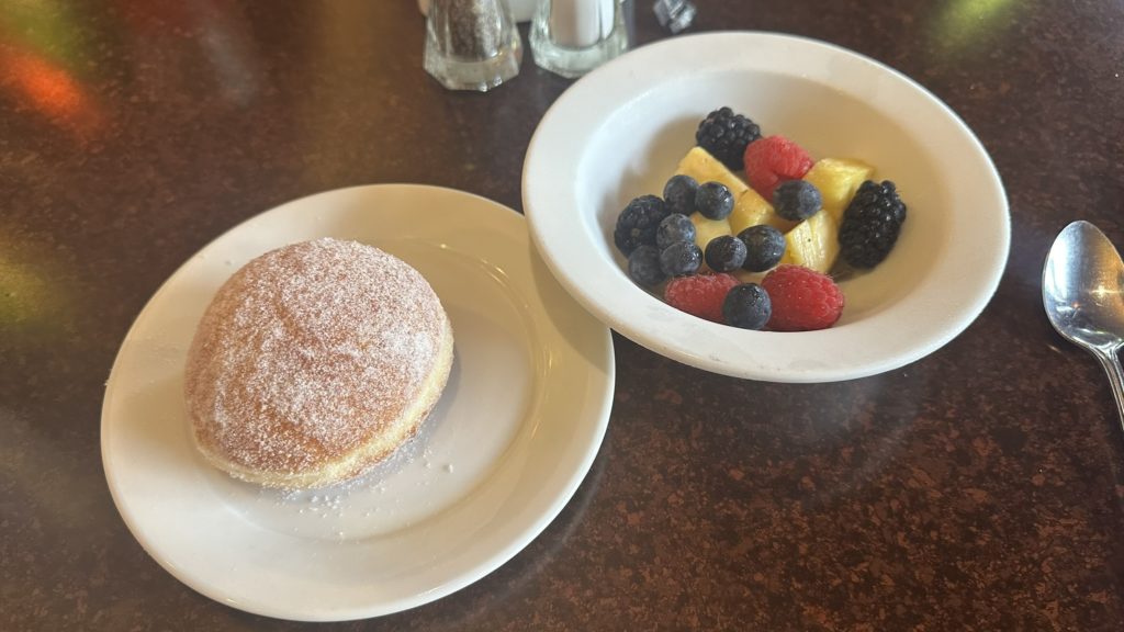 アウラニ・ディズニー・リゾート「マカヒキ」の朝食スターターマラサダとフレッシュフルーツのプレート