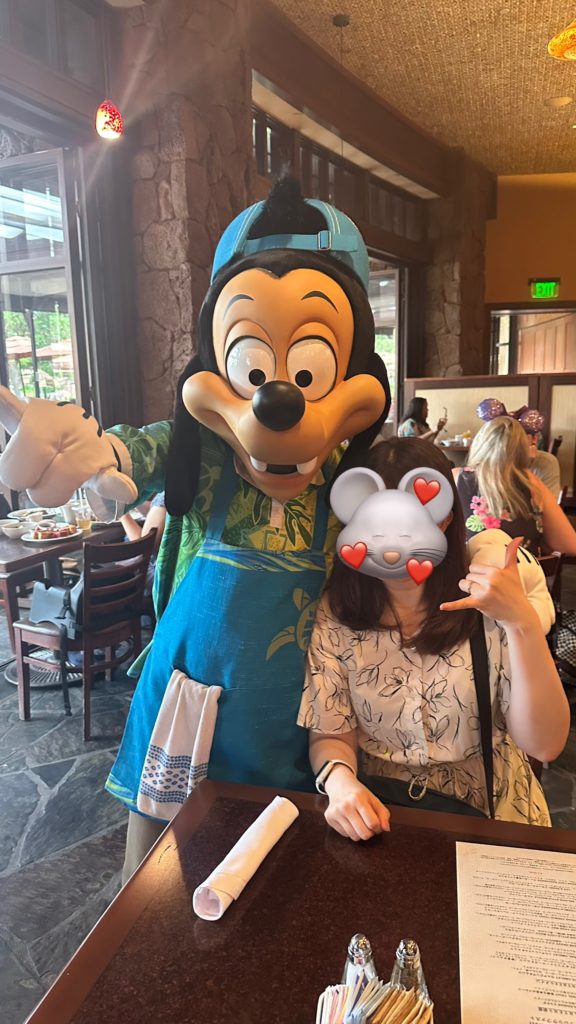 アウラニ・ディズニー・リゾート「マカヒキ」でゲストと触れ合うマックスの写真。キャラクターダイニングのひととき