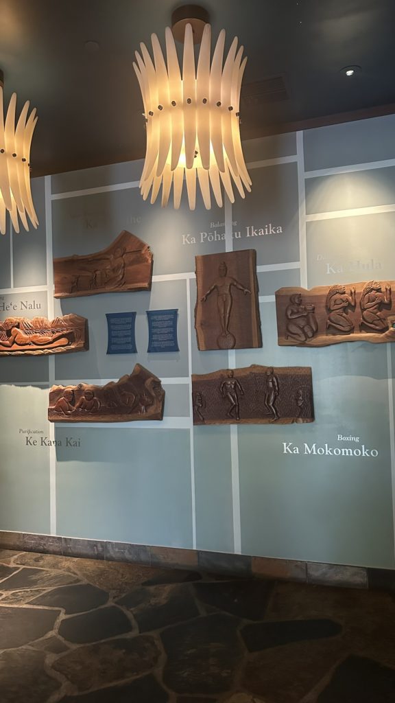 アウラニ・ディズニー・リゾート「マカヒキ」入口のミッキー撮影ブース。朝食前に記念撮影できるフォトスポット