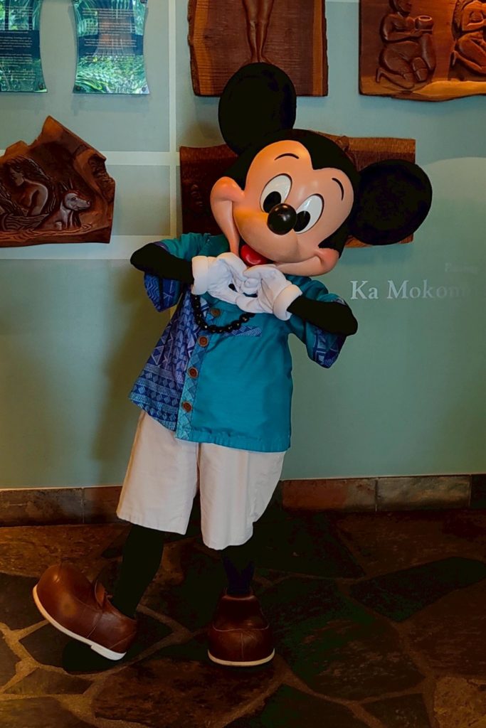 アウラニ・ディズニー・リゾート「マカヒキ」の撮影ブースでハートのポーズを取るミッキーのソロショット