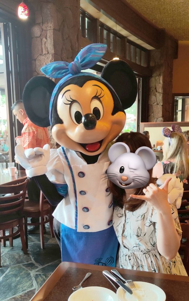 アウラニ・ディズニー・リゾート「マカヒキ」のキャラクターダイニングでゲストと交流するミニーの様子
