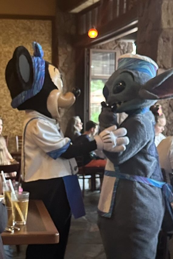 アウラニ・ディズニー・リゾート「マカヒキ」でのグリーティング中ミニーとスティッチ