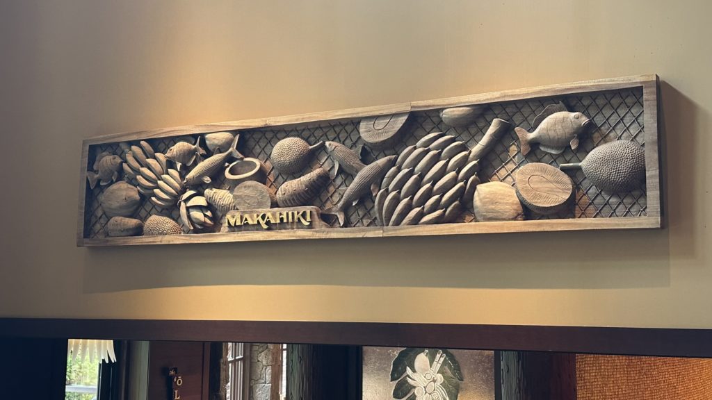 アウラニディズニーにあるマカヒキの看板