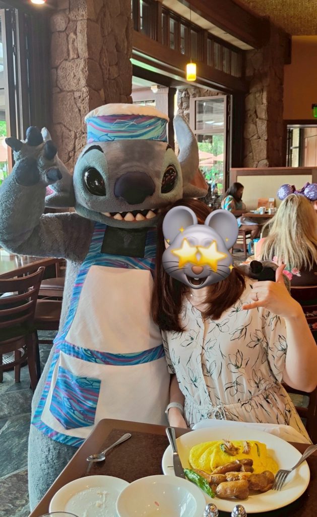 アウラニ・ディズニー・リゾート「マカヒキ」のキャラクターダイニングでゲストと写真を撮るスティッチ