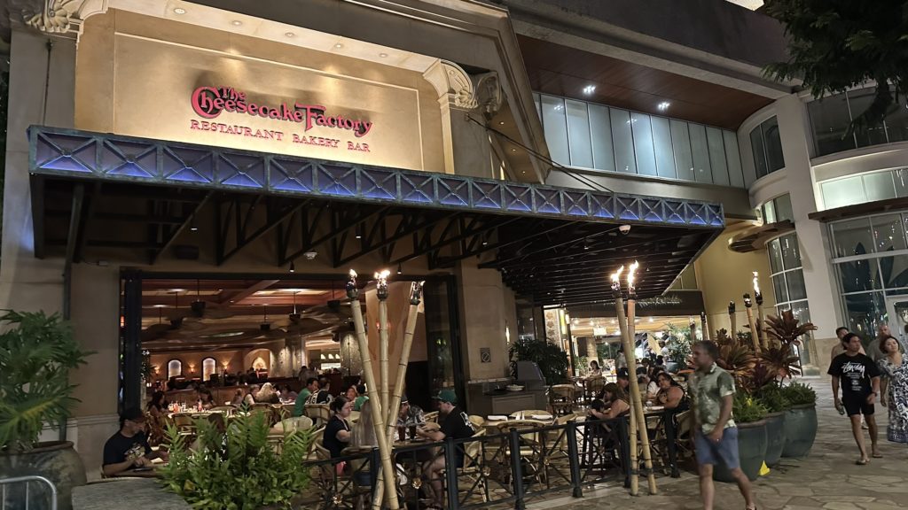 チーズケーキファクトリーのテラス席。ワイキキ通りを眺めながら食事が楽しめる