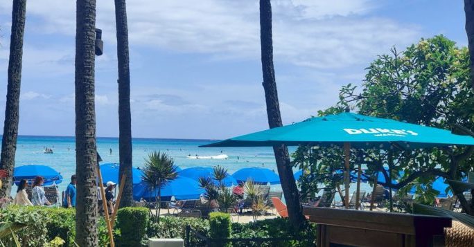 デュークスワイキキカヌークラブのビーチを見渡せる席