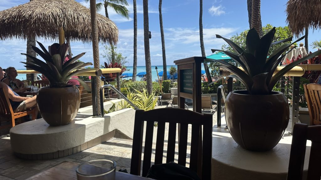 デュークス・ワイキキのテラス席から見えるワイキキビーチの絶景。