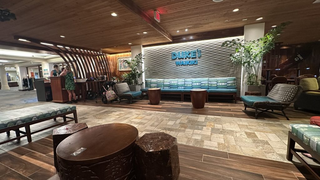 デュークス・ワイキキの待合室の様子。広々とした空間でリゾート感のある雰囲気。