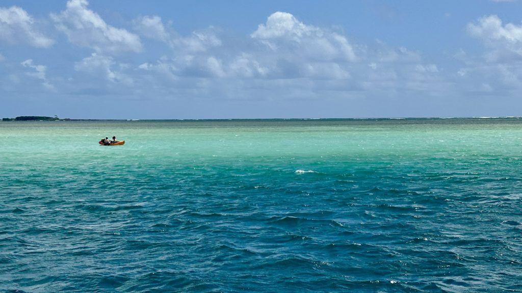 ハワイ・カネオヘ湾のサンドバー。海のコントラストが美しい絶景スポット