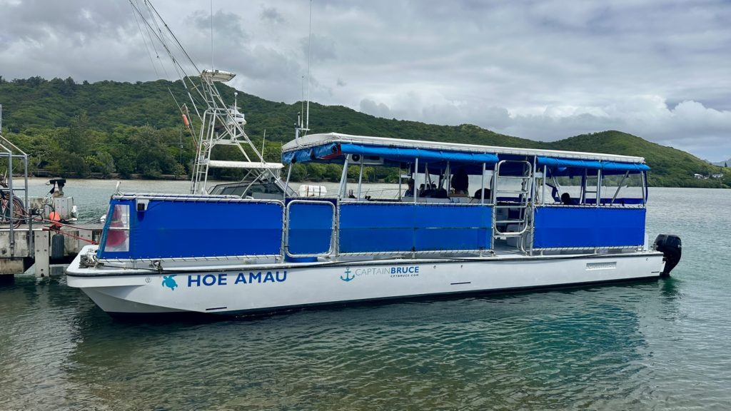 カネオヘ湾サンドバーツアーで利用する船の全体写真。広々としたデッキが特徴
